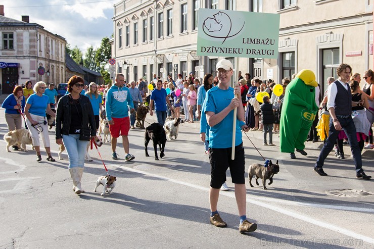 Ar tradicionālo svētku gājienu atklāti Limbažu pilsētas svētki 156855