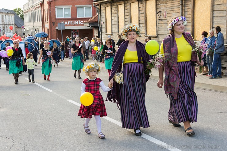 Ar tradicionālo svētku gājienu atklāti Limbažu pilsētas svētki 156867