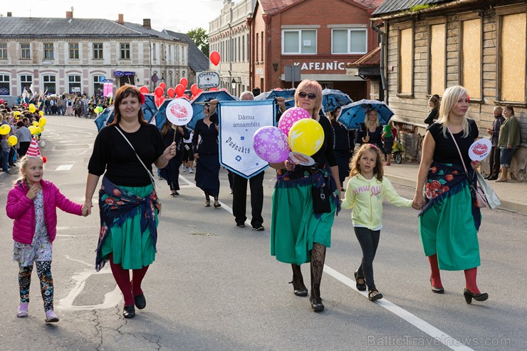 Ar tradicionālo svētku gājienu atklāti Limbažu pilsētas svētki 156868