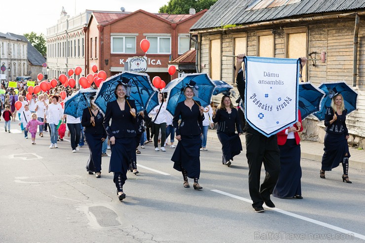 Ar tradicionālo svētku gājienu atklāti Limbažu pilsētas svētki 156869