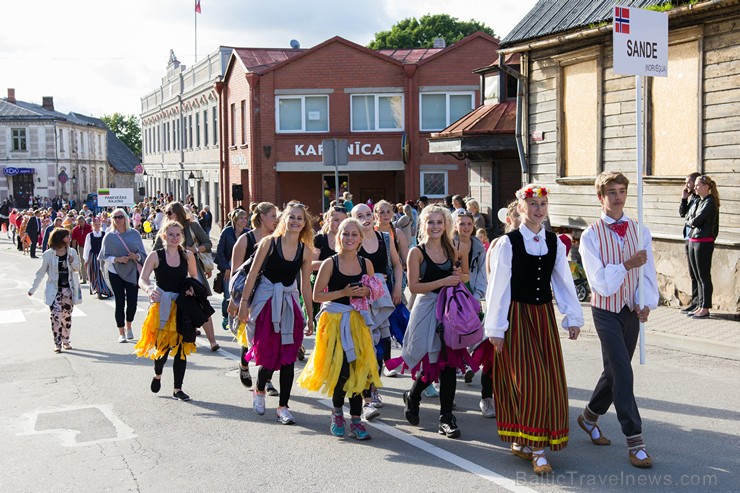 Ar tradicionālo svētku gājienu atklāti Limbažu pilsētas svētki 156884