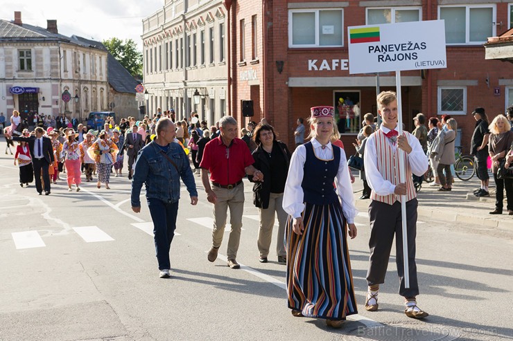 Ar tradicionālo svētku gājienu atklāti Limbažu pilsētas svētki 156886