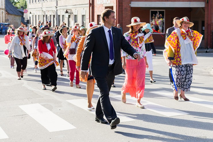 Ar tradicionālo svētku gājienu atklāti Limbažu pilsētas svētki 156887