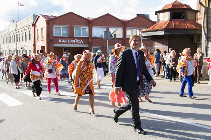 Ar tradicionālo svētku gājienu atklāti Limbažu pilsētas svētki 156888