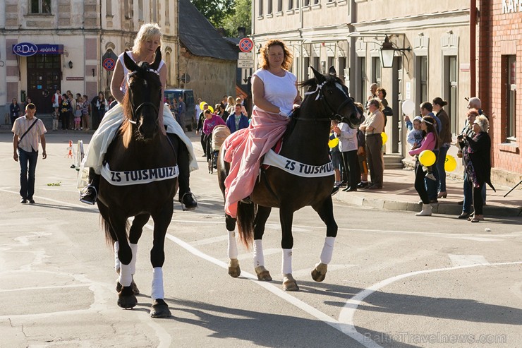 Ar tradicionālo svētku gājienu atklāti Limbažu pilsētas svētki 156890