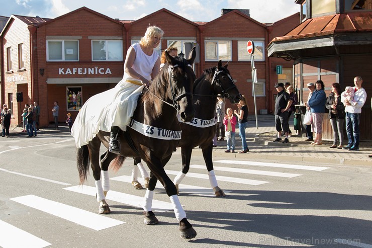 Ar tradicionālo svētku gājienu atklāti Limbažu pilsētas svētki 156891