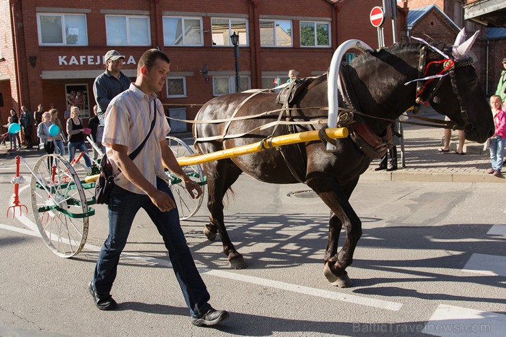 Ar tradicionālo svētku gājienu atklāti Limbažu pilsētas svētki 156892