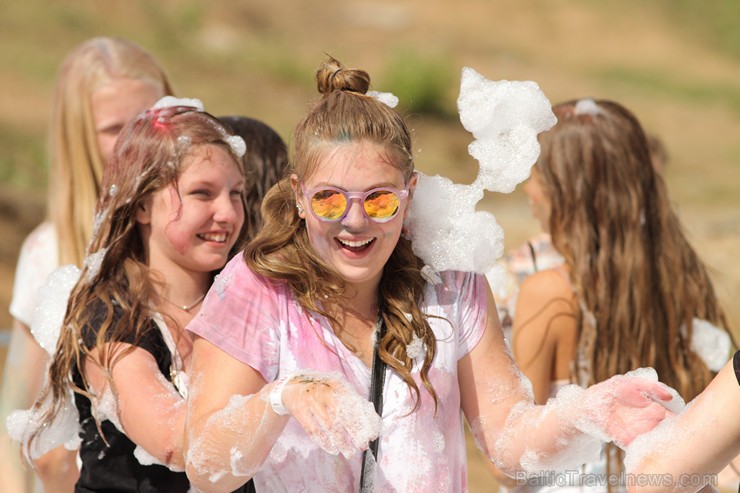 Holi krāsu festivāls pulcē dzīves svinētājus un radītājus 157190