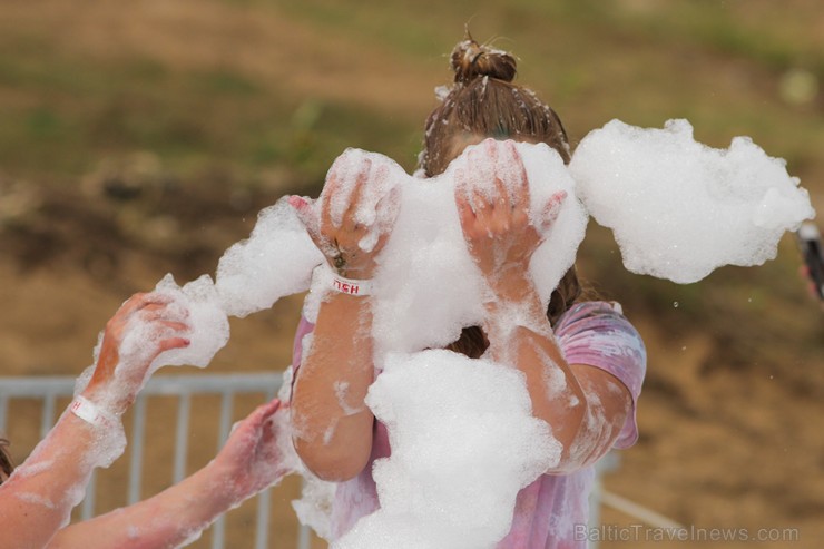 Holi krāsu festivāls pulcē dzīves svinētājus un radītājus 157191