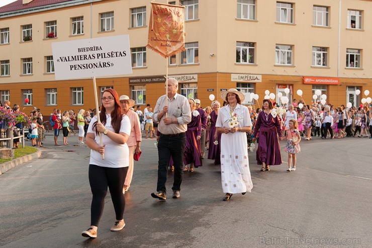 Ar krāšņu svētku gājienu sākas Valmieras svētki 157614