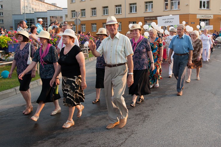 Ar krāšņu svētku gājienu sākas Valmieras svētki 157616