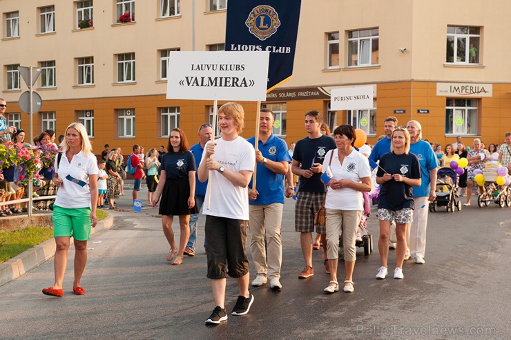 Ar krāšņu svētku gājienu sākas Valmieras svētki 157620