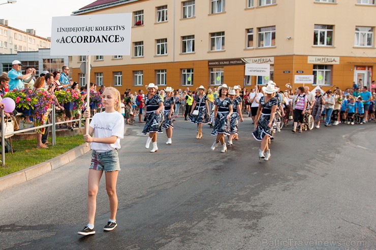 Ar krāšņu svētku gājienu sākas Valmieras svētki 157623
