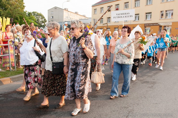 Ar krāšņu svētku gājienu sākas Valmieras svētki 157627
