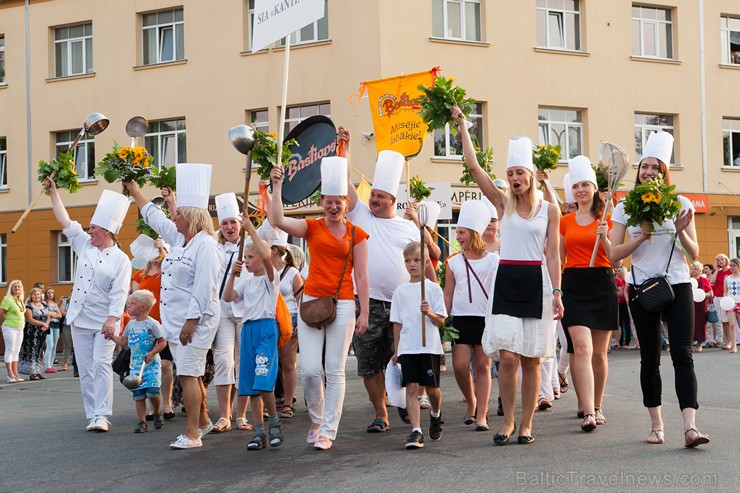 Ar krāšņu svētku gājienu sākas Valmieras svētki 157641