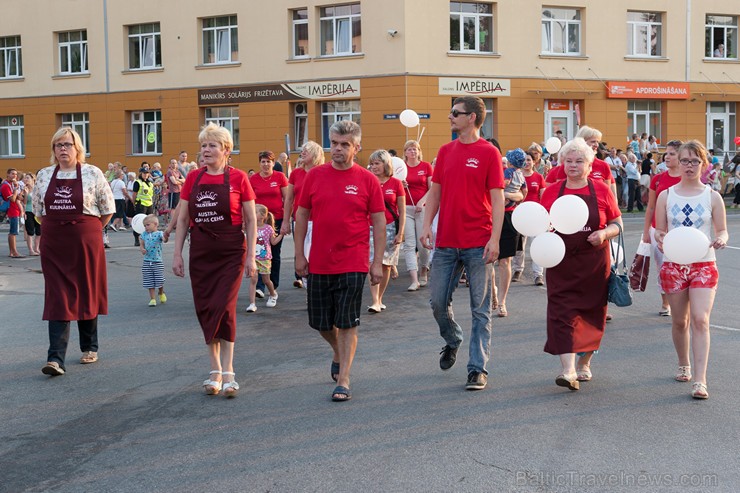 Ar krāšņu svētku gājienu sākas Valmieras svētki 157644
