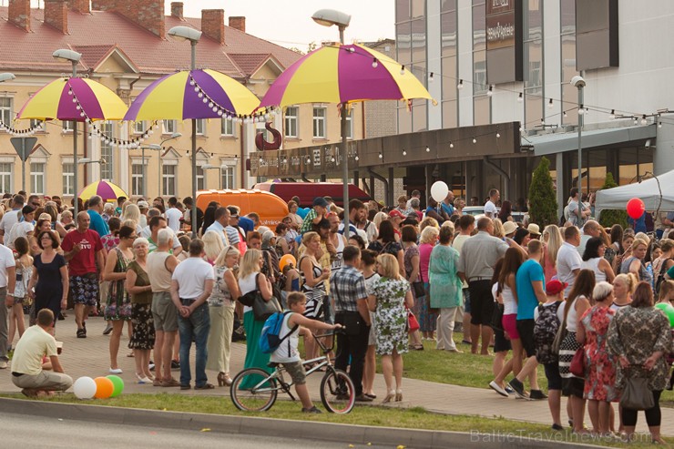 Ar krāšņu svētku gājienu sākas Valmieras svētki 157659