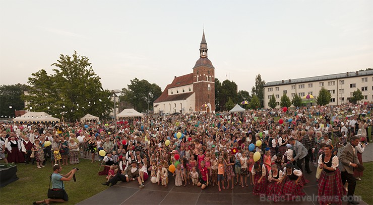 Ar krāšņu svētku gājienu sākas Valmieras svētki 157665