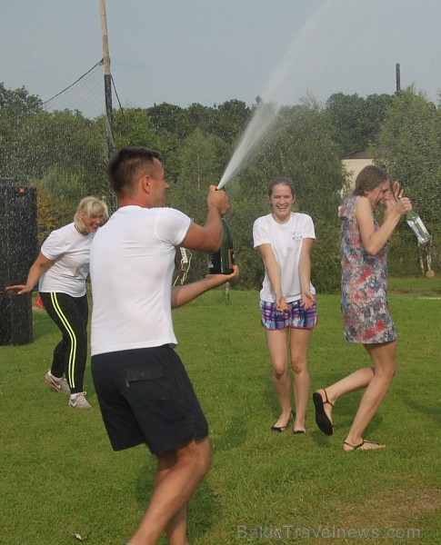 Bārmeņi, pavāri, viesmīļi, istabenes un direktori cīnās par sportiskā uzņēmuma titulu 158075