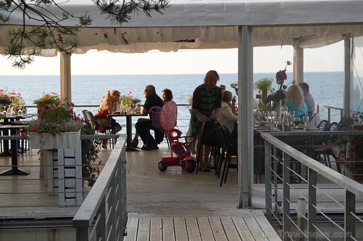 Apciemo vienu no skaistākajiem pludmalas panorāmas restorāniem Jūrmalā -  «Orizzonte» 158116