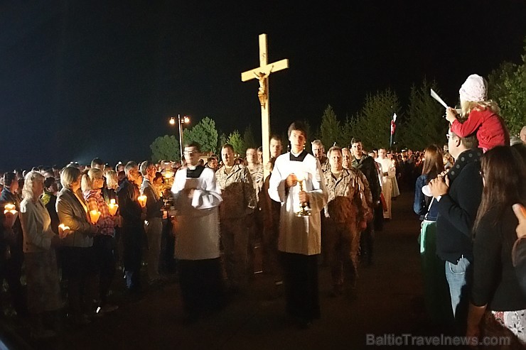 Lielais Tautas Krustaceļš Aglonā pulcē tūkstošiem ticīgo 158274