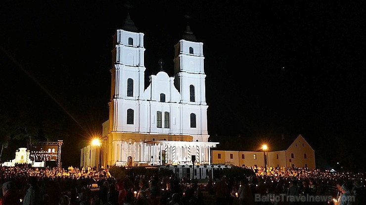 Lielais Tautas Krustaceļš Aglonā pulcē tūkstošiem ticīgo 158283