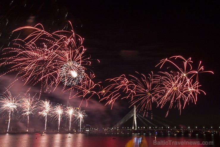 Rīgas svētku 2015 salūts pārsteidz ar telpiskumu un krāšņumu 158299