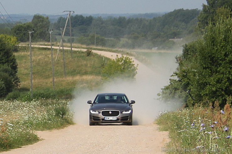 Travelnews.lv redakcija ceļo ar jauno Jaguar XE uz Vidzemi un Latgali, lai izbaudītu britu automobiļa šarmu Latvijas ceļos 158516