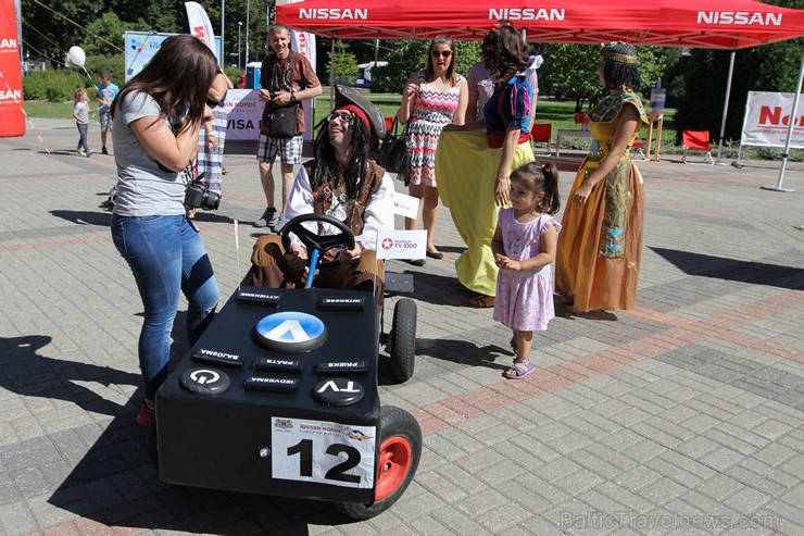 «Cartoon rallijs» dalībnieki pārsteidz skatītājus ar krāšņiem pašgatavoto auto dizainiem un tērpiem 158598