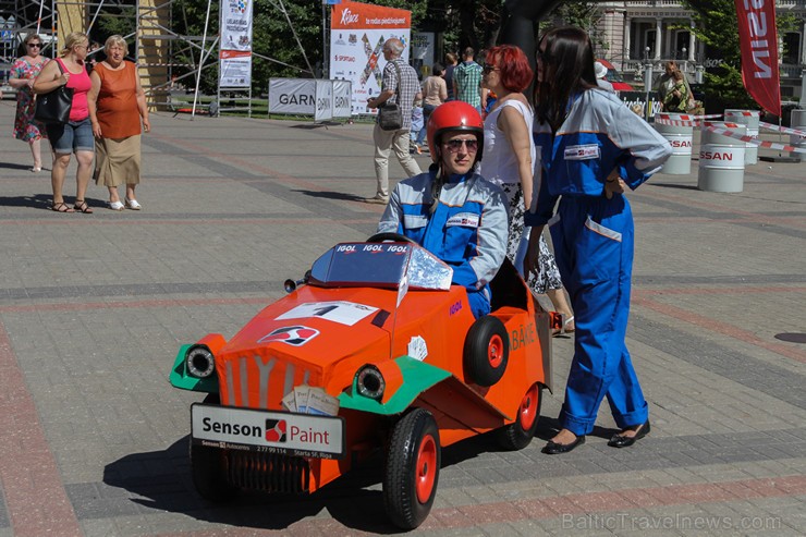 «Cartoon rallijs» dalībnieki pārsteidz skatītājus ar krāšņiem pašgatavoto auto dizainiem un tērpiem 158601