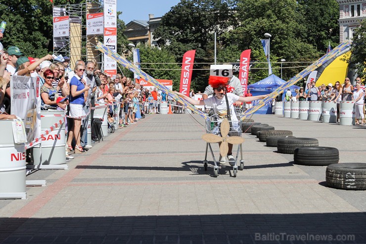 «Cartoon rallijs» dalībnieki pārsteidz skatītājus ar krāšņiem pašgatavoto auto dizainiem un tērpiem 158608