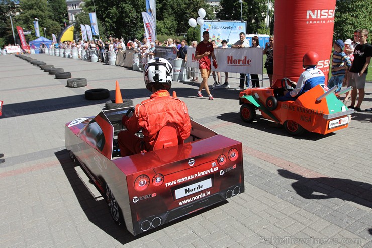 «Cartoon rallijs» dalībnieki pārsteidz skatītājus ar krāšņiem pašgatavoto auto dizainiem un tērpiem 158611