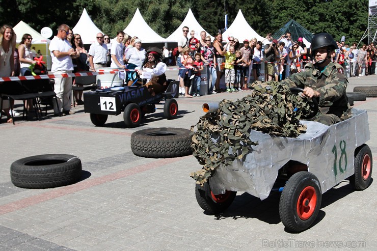 «Cartoon rallijs» dalībnieki pārsteidz skatītājus ar krāšņiem pašgatavoto auto dizainiem un tērpiem 158612