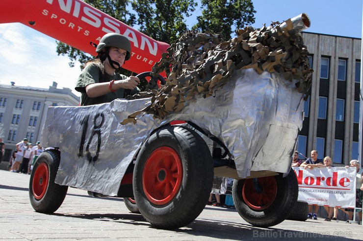 «Cartoon rallijs» dalībnieki pārsteidz skatītājus ar krāšņiem pašgatavoto auto dizainiem un tērpiem 158613