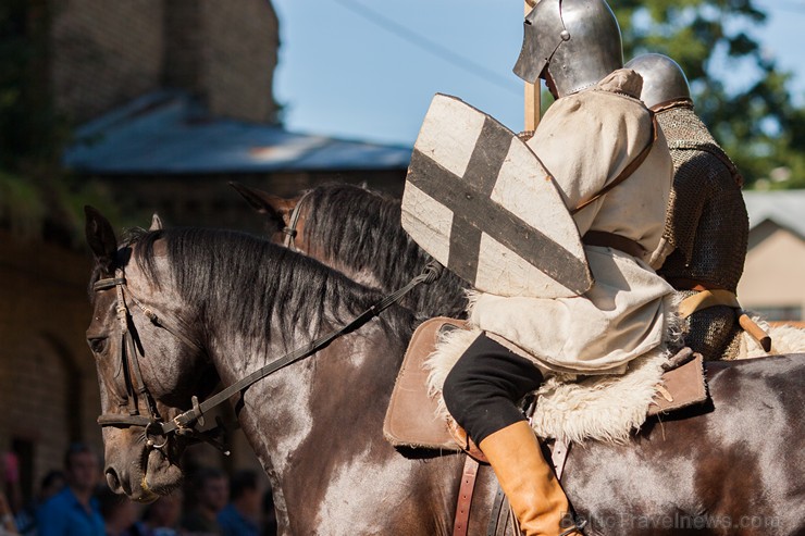 Siena tirgus laukumā svētku apmeklētāji iepazīstas ar dažādām zirgu izmantošanas tradīcijām 158652