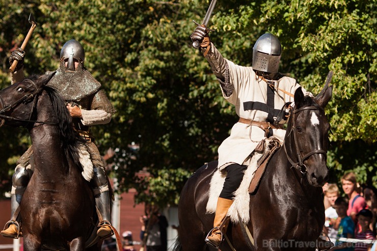 Siena tirgus laukumā svētku apmeklētāji iepazīstas ar dažādām zirgu izmantošanas tradīcijām 158658