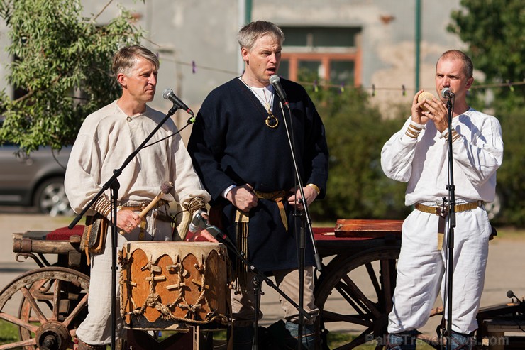 Siena tirgus laukumā svētku apmeklētāji iepazīstas ar dažādām zirgu izmantošanas tradīcijām 158659