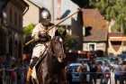 Siena tirgus laukumā svētku apmeklētāji iepazīstas ar dažādām zirgu izmantošanas tradīcijām