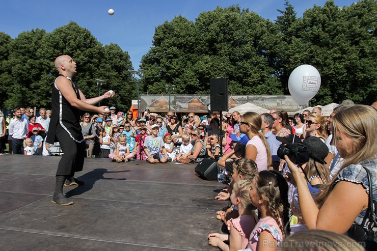 Ielu muzikantu un cirka mākslinieku priekšnesumi priecē tūkstošiem svētku apmeklētāju 158665