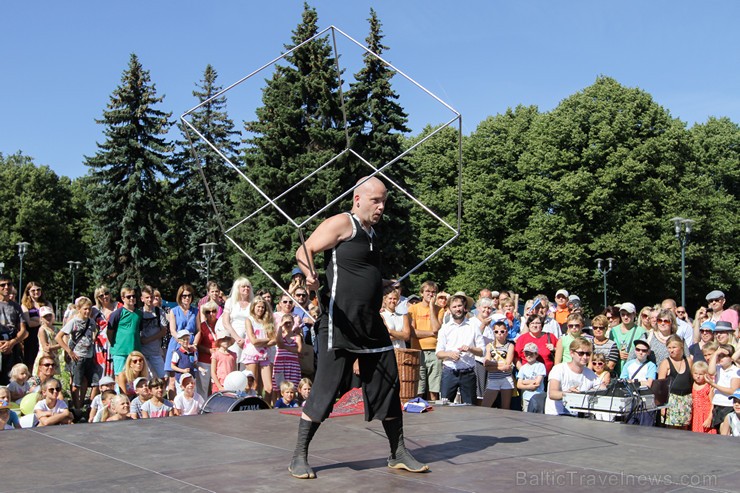 Ielu muzikantu un cirka mākslinieku priekšnesumi priecē tūkstošiem svētku apmeklētāju 158669