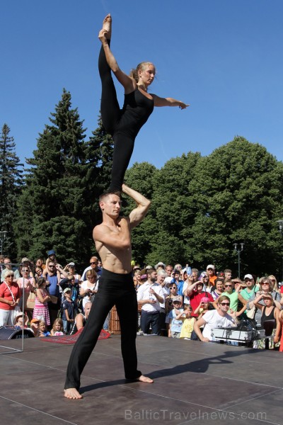 Ielu muzikantu un cirka mākslinieku priekšnesumi priecē tūkstošiem svētku apmeklētāju 158677