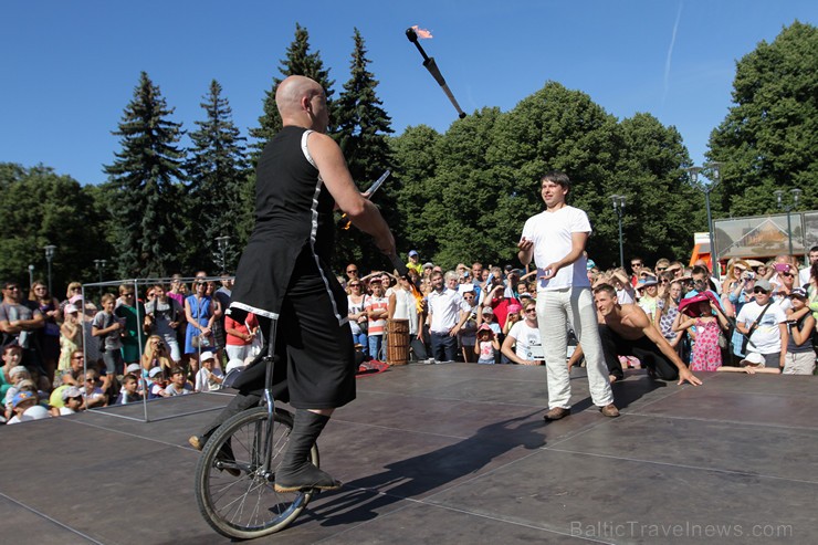 Ielu muzikantu un cirka mākslinieku priekšnesumi priecē tūkstošiem svētku apmeklētāju 158679