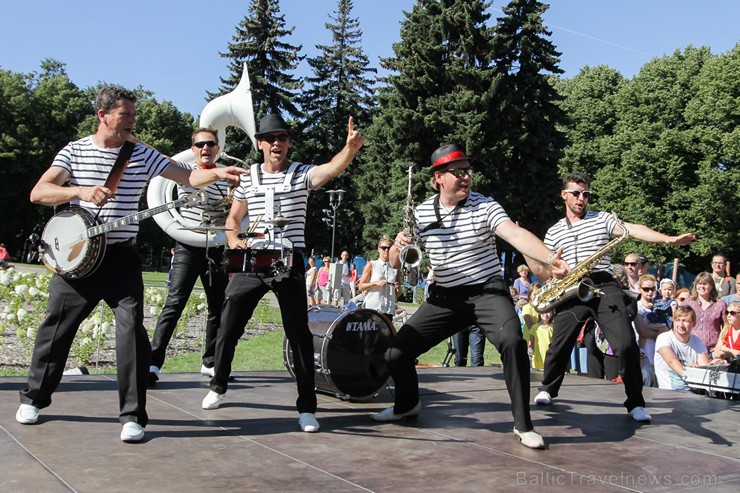 Ielu muzikantu un cirka māskslinieku priekšnesumi priecē tūkstošiem svētku apmeklētāju 158680