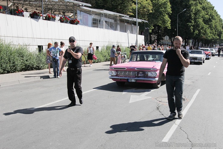 Amerikāņu auto īpašnieki ar auto izstādi sveic rīdziniekus svētkos 158745