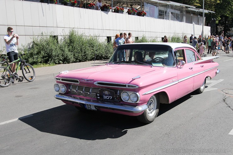 Amerikāņu auto īpašnieki ar auto izstādi sveic rīdziniekus svētkos 158746