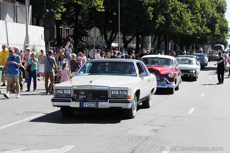 Amerikāņu auto īpašnieki ar auto izstādi sveic rīdziniekus svētkos 158747