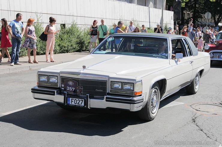 Amerikāņu auto īpašnieki ar auto izstādi sveic rīdziniekus svētkos 158748