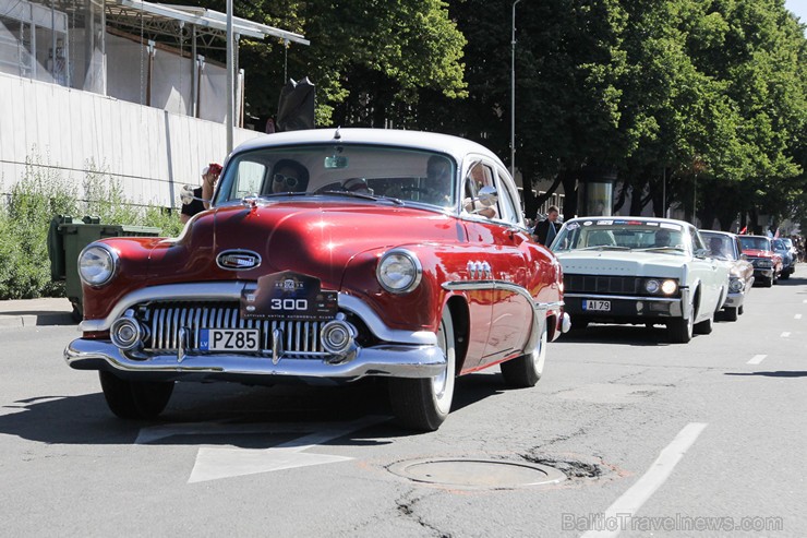 Amerikāņu auto īpašnieki ar auto izstādi sveic rīdziniekus svētkos 158750