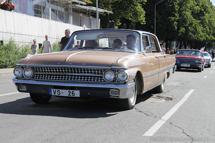 Amerikāņu auto īpašnieki ar auto izstādi sveic rīdziniekus svētkos 158752