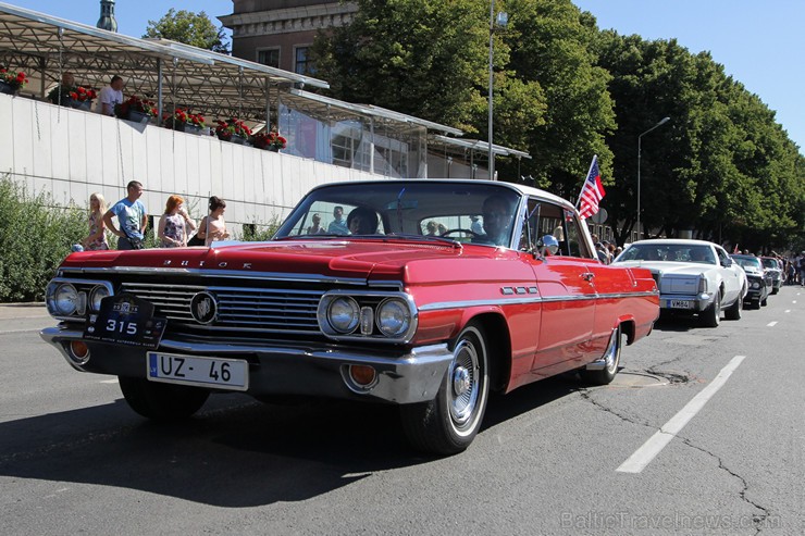 Amerikāņu auto īpašnieki ar auto izstādi sveic rīdziniekus svētkos 158754